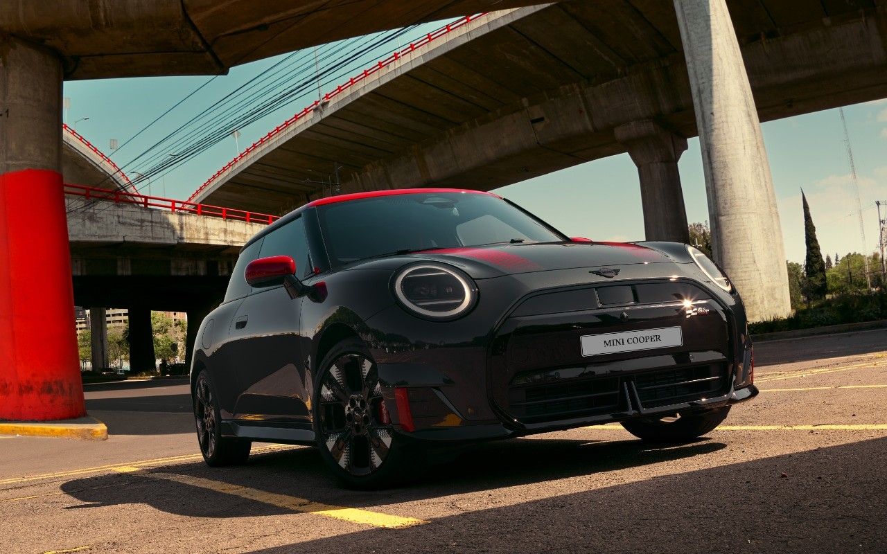 „MINI Cooper JCW E“ Pasiūlymo kaina 45 810 Eur.